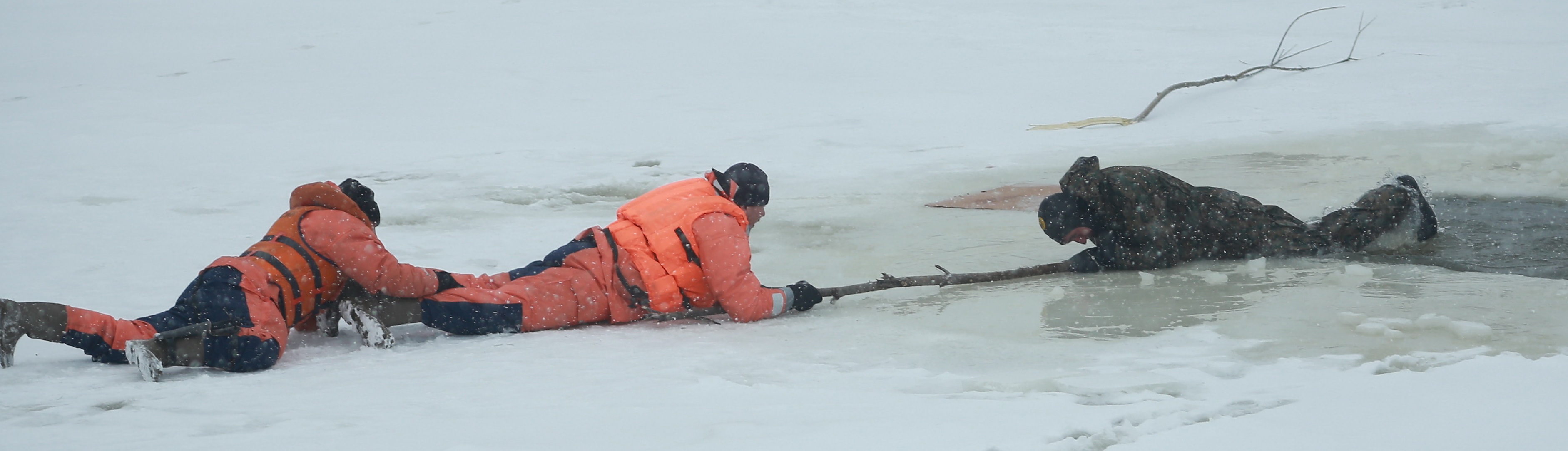 Почему не спасли человека. Спасение человека провалившегося под лед. Человек провалился под лед. Спасение рыбаков со льда. Спасение утопающих на льду.
