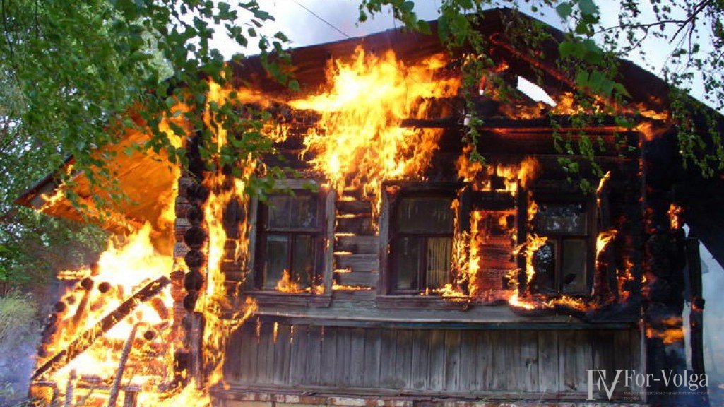 В избах красным огнем. Горящий дом. Горит дом бревенчатый. Пожар в избе. Горит деревенский дом.