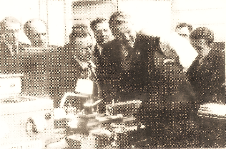 В.Сошников, В.Кусов, Д.Гикалов, Е.Савлов, Б.Ельцин в одном из цехов радиозавода.